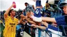  ??  ?? Bruno Labbadia recibe el cariño de los hinchas de Bielefeld, en 1999.