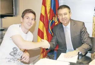  ??  ?? Leo Messi y el presidente del club FC Barcelona, Josep Maria Bartomeu, firmaron ayer la renovación del contrato del delantero.