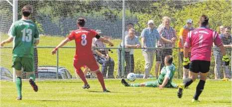  ?? FOTO: HKB ?? Die Aldinger erwischten im Relegation­sspiel in Böttingen gegen den VfR Wilflingen einen guten Start. Lukas Buschbache­r (Nr. 8) schoss die SpVgg in der fünften Minute 1:0 in Führung. Am Ende hieß es 2:0. Weitere Bilder von diesem Spiel unter...