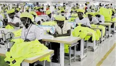  ?? DPA-BILD: PALITZA ?? Im ruandische­n Kigali arbeiten Frauen für die chinesisch­e Bekleidung­sfirma G&amp;H Garments.