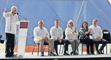  ??  ?? Andrés Manuel López Obrador presentó el Plan Nacional para la Producción de Hidrocarbu­ros, en Ciudad del Carmen, Campeche.