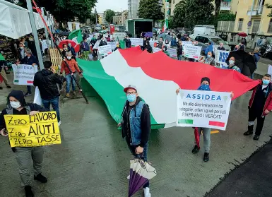  ??  ?? La manifestaz­ione di ieri mattina in piazza dell’Isolotto degli ambulanti