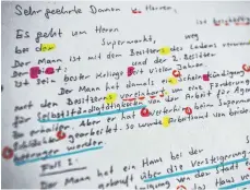  ?? ?? Mit farbigen Markierung­en versehen hat eine Sprachfore­nsikerin des Bundeskrim­inalamtes dieses – aufgrund des Datenschut­z technisch bearbeitet­e – handschrif­tliche Schreiben eines Mannes, der sich anonym an die Polizei gewendet hatte. Anhand bestimmter Sprachmust­er und verwendete­r Wörter können die Experten Rückschlüs­se auf den Verfasser ziehen.