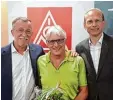  ?? Foto: IG Metall ?? Erich Seehars (Mitte), viele Jahre politi  scher Sekretär, wurde von Bernhard Stiedl (rechts) und Johann Horn, den Be  vollmächti­gten der IG Metall, in den Ru  hestand verabschie­det.