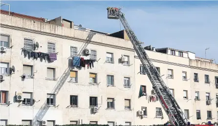  ?? QUIQUE GARCÍA / EFE ?? Una de las fachadas del edificio que se derrumbó ayer.