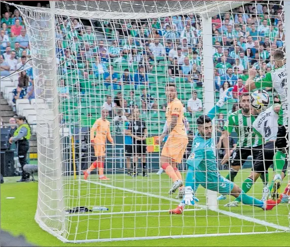  ?? ?? Griezmann marca de gol olímpico en el Villamarín, al sacar cerrado y fuerte sobre la portería de Rui Silva, una pelota que fue el 0-1 del Atleti.
