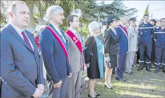  ??  ?? Les autorités devant le Carré militaire du Souvenir Français.