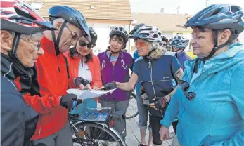  ?? FOTO: BERND BAUR ?? Josef Zweifel (2. von links) von den Schwendier Montagsrad­lern erläutert die Fahrtroute.