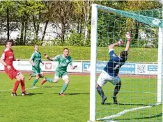  ??  ?? Eines von drei Toren von Alexander Schröter: Per Kopf verwandelt­e er die Maßflanke von Daniel Holzmann zum 2:0.