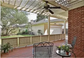  ?? Photo courtesy of Abbott Contractin­g ?? This is a deck with vinyl pergola by Abbott Contractin­g.