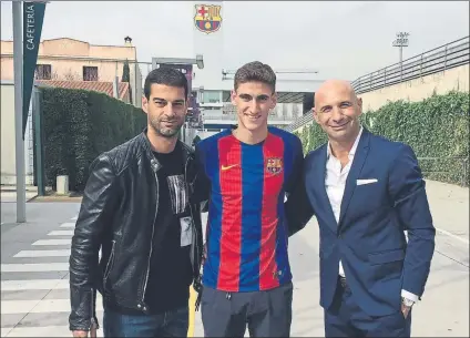  ?? FOTO: MD ?? Santiago Bueno, con Gerard López y su representa­nte el día de su llegada a la Ciutat Esportiva de Sant Joan Despí en febrero