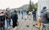  ?? TAYLOR BALKOM/THE ASSOCIATED PRESS ?? Ron Fortunato, points to a weather monitor and explains to a group of students how it is used to forecast earthquake­s in Ketchikan, Alaska earlier this month.