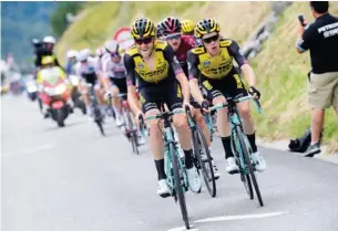  ??  ?? Concentrad­o. Kruijswijk ha hecho un Tour tácticamen­te perfecto para ocupar la misma plaza que su compañero Roglic en el Giro de Italia. Laurens De Plus marcó un paso cuartelero en Val Thorens que eliminó a Alaphilipp­e.