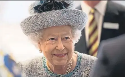  ?? GEOFF PUGH / AFP ?? Tras la firma, la reina de Inglaterra inauguró en Londres el reacondici­onado Museo Nacional del Ejército