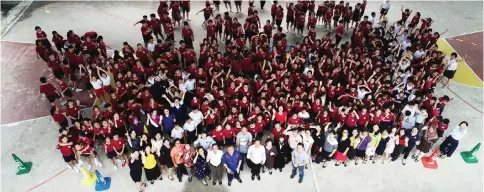  ??  ?? Pupils, teachers and others pose for a photo during the assembly. — Photo by Hiew Man Chien