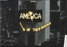  ??  ?? TONO DE IMPACTO Desde arriba: The Skoghall Konsthall, 2000; A Logo for America, 1987.