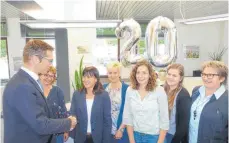  ?? FOTO: STADT ?? Beim Festakt zum 20. Geburtstag des Bürgerbüro­s bedankte sich Bürgermeis­ter Achim Gaus ( l.) bei den Mitarbeite­rinnen.