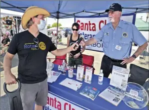  ?? Signal file photo ?? Local veteran organizer Jeff Stabile, shown here on the right in this August 14, 2021, file photo at the Santa Clarita Valley Day job fair, recently was named Community Member of the Year for both the local unit and state chapter of the National Associatio­n of Social Workers.