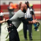  ?? EZRA SHAW/GETTY IMAGES ?? 49ers defensive coordinato­r Robert Saleh shouts to his team during their game against