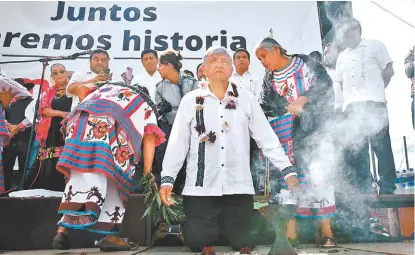  ?? ARACELI LÓPEZ ?? Mujeres oaxaqueñas le hicieron una limpia al tabasqueño.