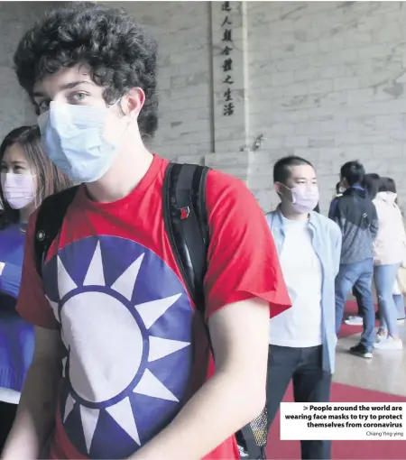  ?? Chiang Ying-ying ?? > People around the world are wearing face masks to try to protect themselves from coronaviru­s