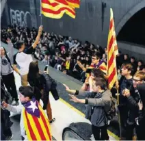  ?? –AP ?? À Barcelone, des manifestan­ts sont descendus sur les voies.