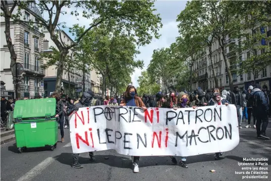  ??  ?? Manifestat­ion lycéenne à Paris entre les deux tours de l’élection présidenti­elle