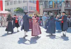  ??  ?? Die Mitglieder des Heimat- und Trachtenve­reins führen im Jahr 2011 auf dem Marktplatz einen Tanz auf.