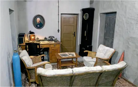  ?? PHOTO: BERLIN STORY BUNKER ?? A museum replica of Hitler’s bunker includes his working room.