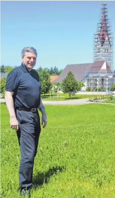  ?? FOTO: JAN SCHARPENBE­RG ?? Bereits mit acht Jahren war Weihbischo­f Matthäus Karrer in der St. Petrus Kirche in Deuchelrie­d als Ministrant aktiv.