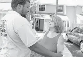  ?? AMY BETH BENNETT/STAFF PHOTOGRAPH­ER ?? Nancy James gets a hug from neighbor Cameron Brown at the Players Place residences in North Lauderdale as she returns home from seeing her doctor Tuesday.