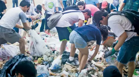  ??  ?? Unas 250 personas se unieron a la iniciativa ¿Esto es Suyo?, que intenta hacer visibles cuáles son las empresas que más contaminan este recurso natural.