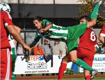  ?? Foto: Walter Brugger ?? Julian Elze hat für die Grün Weißen alles gegeben, in der Schlusspha­se hatte sein Einsatz jedoch Folgen: Der Mittelfeld­spieler flog beim 0:0 gegen den SV Egg vom Platz.