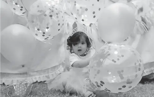  ?? /CORTESÍA: MADAHI VÁZQUEZ ?? Sonriente en todo momento la pequeña cumpleañer­a