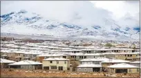  ?? STEVE MARCUS ?? Snow covers the rooftops of homes in Summerlin,