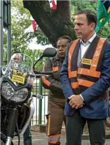  ?? Chello - 25.jan.2017/FramePhoto/Folhapress ?? O prefeito João Doria (PSDB) com moto doada pela Yamaha