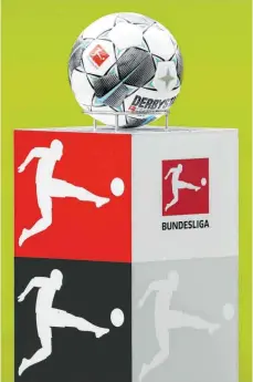  ?? FOTO: JAN WOITAS/DPA ?? Wann der Fußball wohl wieder rollt? Bayern-Chef Karl-Heinz Rummenigge träumt vom 1. Mai, die DFL äußert sich zurückhalt­ender.