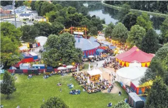  ?? FOTO: DANIEL M. GRAFBERGER ?? In der Friedrichs­au ist bald wieder Festival-Zeit. Das Ulmer Zelt startet am 23. Mai. Der Kartenvorv­erkauf beginnt am 4. Mai am Nördlichen Münsterpla­tz und im Internet.