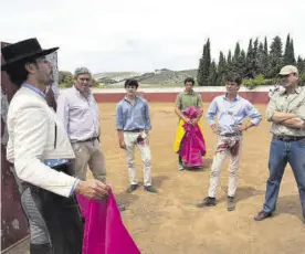  ?? FRANCISCO J. DOMÍNGUEZ ?? En la plaza Finito, en la finca Navaterrin­e, dicta su clase magistral. ▷