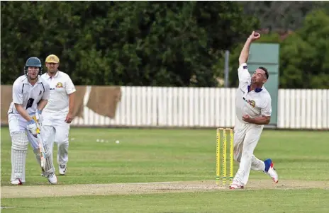  ?? Photo: Kevin Farmer ?? HERCULEAN EFFORT: Dane Hutchinson lets one fly for Northern Brothers Diggers in their semi final against University at Heritage Oval yesterday.