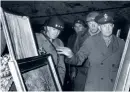  ?? ?? General Dwight D Eisenhower inspektera­r i april 1945 konstverk som gömts i en saltgruva i Tyskland under andra världskrig­et. BILD: AP