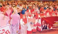 ??  ?? BARISAN pergerakan Wanita, Puteri dan ketua-ketua cawangan Umno Semporna memberikan sokongan mantap pada majlis perjumpaan khas itu.