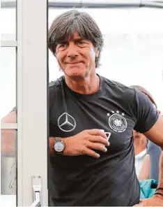  ?? Foto: dpa ?? Nicht ohne meinen Espresso: Der entspannte Joachim Löw.