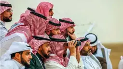 ?? (AFP) ?? START OF RAMADAN — Saudi men look to spot the first crescent of the moon marking the start of the Muslim holy fasting month of Ramadan, in the southern Saudi city of Hautat Sudair, on March 10, 2024.