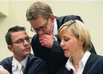  ?? Foto: Peter Kneffel ?? Wollen nicht länger die Anwälte der Angeklagte­n Beate Zschäpe sein: Wolfgang Stahl (links), Wolfgang Heer und Anja Sturm. Der neuerliche Streit hat sich an Befangenhe­itsanträge­n entzündet, die die Drei jüngst gestellt haben.