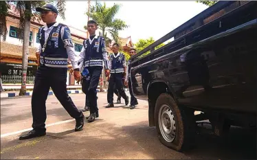  ?? RENDRA KURNIA/JAWA POS RADAR BANYUWANGI ?? TEGAS: Petugas patroli jalan dinas perhubunga­n melakukan tindakan gembos ban di depan SMPN 1 Banyuwangi kemarin (13/3).