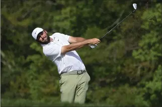  ?? MARTA LAVANDIER — THE ASSOCIATED PRESS ?? Scottie Scheffler hits his tee shot on the 14th hole during the final round of The Players Championsh­ip on Sunday in Ponte Vedra, Fla. He came from five shots down to win the event for the second consecutiv­e year.