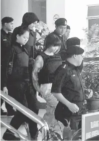  ?? — Gambar Bernama ?? DIKAWAL KETAT: Doan yang menghadapi pertuduhan membunuh Kim Chol atau Kim Jong-nam, abang kepada pemimpin Korea Utara Kim Jong-un dikawal ketat anggota polis ketika keluar dari Kompleks Mahkamah Shah Alam, semalam.