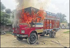  ?? HT PHOTO ?? The burning truck in Nakodar on Wednesday. Truckers also blocked the MogaShahko­t road for halfanhour.