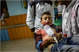  ?? Yan Boechat/Folhapress ?? Criança palestina ferida no enfrentame­nto com o Exército de Israel é atendida no Hospital Al-Quds, na cidade de Gaza